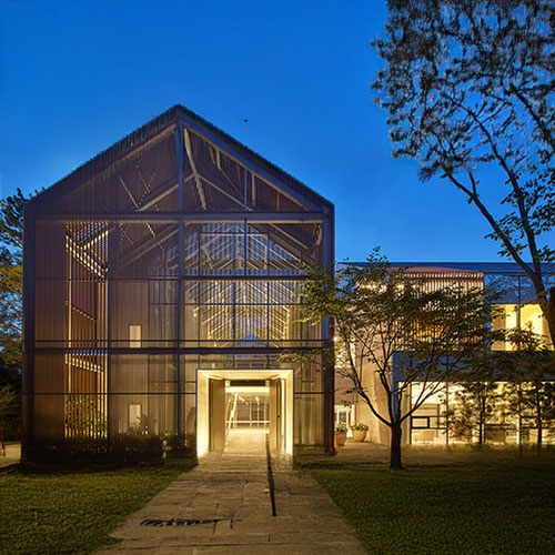 feelux floodlight lighting barn